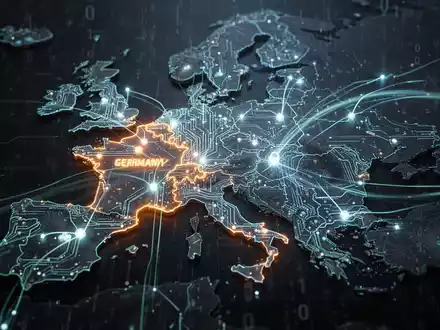Eine stilisierte, leuchtende Europakarte aus Leiterplatten mit digitalen Verbindungen zwischen Deutschland und Frankreich, die digitale Souveränität symbolisiert. - Foto: über boerse-global.de