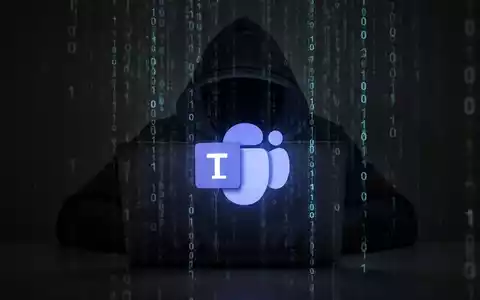 Eine schattenhafte Figur, die vor einem Laptop sitzt, auf dessen Bildschirm ein leuchtendes Microsoft Teams-Logo und Binärcode zu sehen sind. - Foto: über boerse-global.de