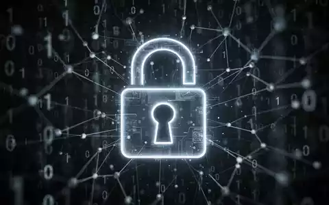 Ein stilisiertes, leuchtendes Vorhängeschloss-Symbol über einem unscharfen Hintergrund aus Binärcode und Netzwerkverbindungen. - Foto: über boerse-global.de