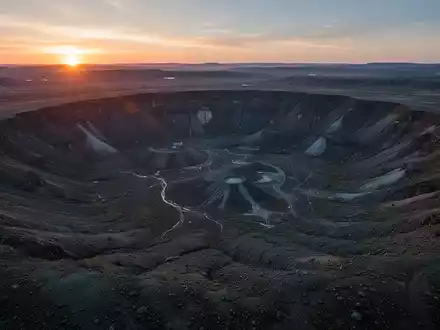 Luftaufnahme eines weitläufigen, unberührten Naturbeckens in der Abenddämmerung, das auf Energieressourcen hindeutet. - Foto: über boerse-global.de