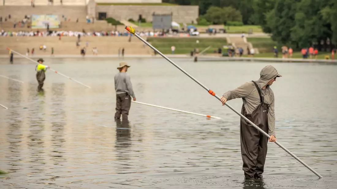 Die Arbeiten am Reflecting Pool werden wohl doch aufwendiger als gedacht. - Bild: Mark Schiefelbein/AP/dpa