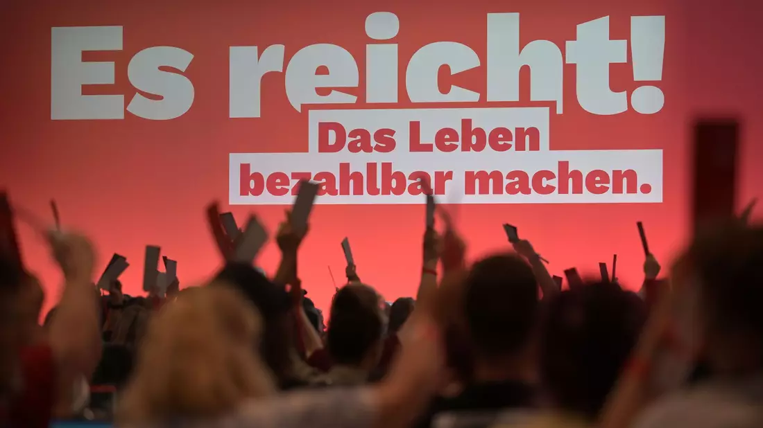 Die rund 500 Delegierten in Potsdam beraten bis Sonntag die Linie der Partei. - Bild: Michael Bahlo/dpa