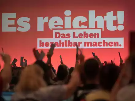Die rund 500 Delegierten in Potsdam beraten bis Sonntag die Linie der Partei. - Foto: Michael Bahlo/dpa