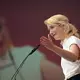 Ines Schwerdtner schlug in ihrer Rede den Bogen von Rosa Luxemburg bis zur Gegenwart.  - Bild: Michael Bahlo/dpa