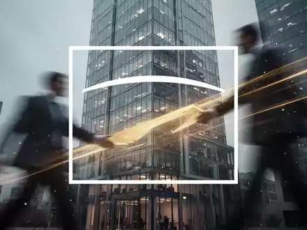 Finanzbezirk bei Sonnenuntergang, beleuchtete Bürogebäude, globales Finanznetz. - Foto: über boerse-global.de