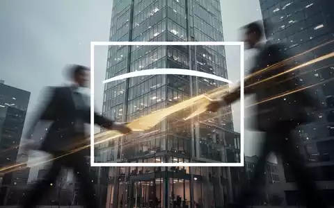 Finanzbezirk bei Sonnenuntergang, beleuchtete Bürogebäude, globales Finanznetz. - Foto: über boerse-global.de