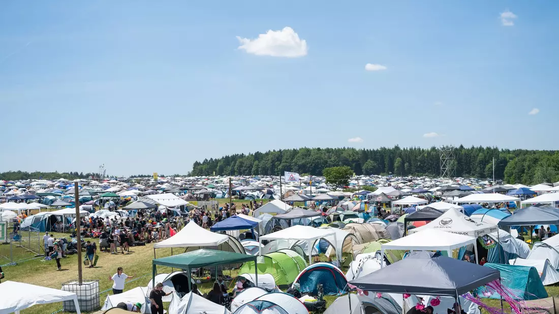 Erwartet werden rund 59.000 Menschen.  - Bild: Silas Stein/dpa