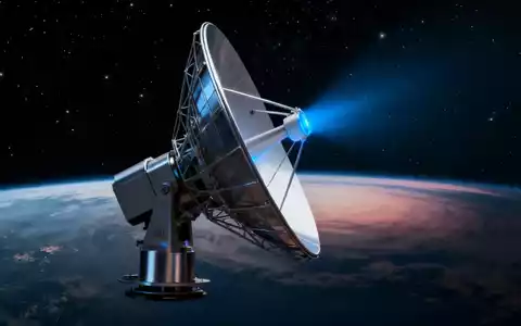 Eine futuristische Satellitenschüssel, die von der Erde aus in den Weltraum zeigt, mit subtilem Leuchten und Sternen im Hintergrund. - Foto: über boerse-global.de