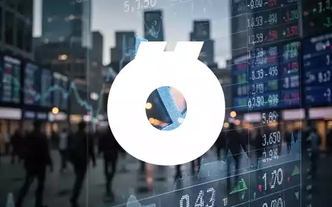 Ein nach unten zeigender Pfeil auf einer digitalen Börsenanzeige mit unscharfem Hintergrund eines Finanzviertels bei Dämmerung. - Foto: über boerse-global.de