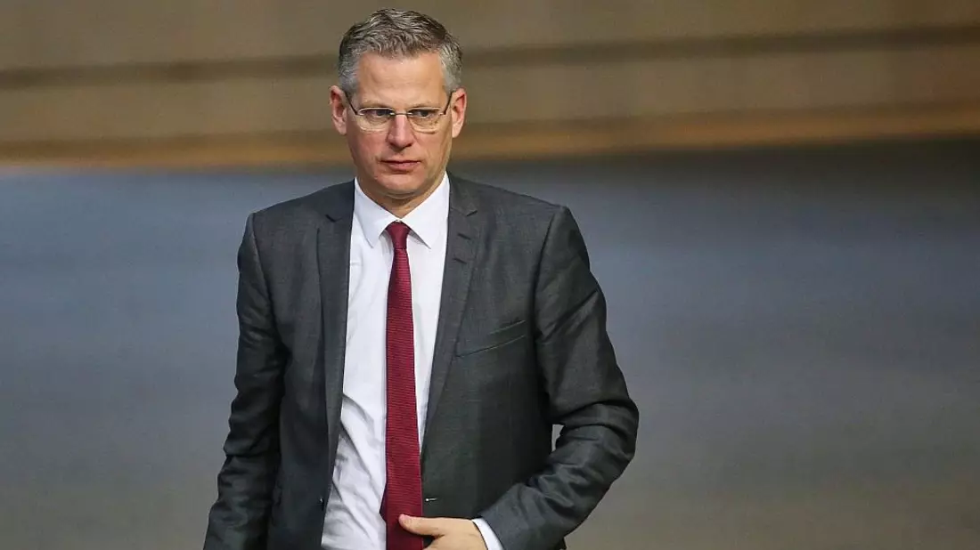 De Vries warnt nach Brandanschlag auf sein Auto vor Linksextremen
