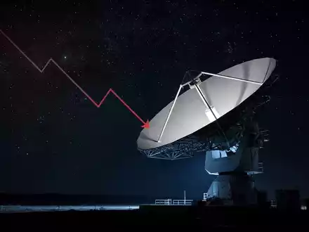 Eine Satellitenschüssel vor sternenklarem Himmel mit einem subtilen Abwärtspfeil, der einen Kurssturz symbolisiert. - Foto: über boerse-global.de