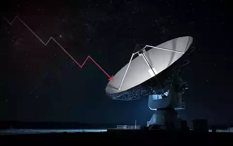 Eine Satellitenschüssel vor sternenklarem Himmel mit einem subtilen Abwärtspfeil, der einen Kurssturz symbolisiert. - Foto: über boerse-global.de