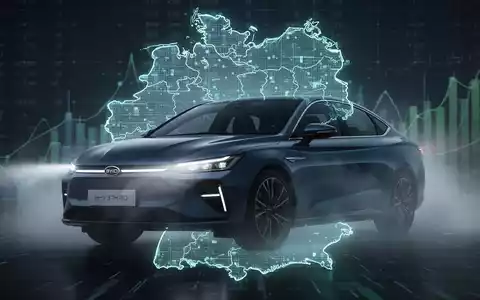 Ein modernes BYD Plug-in-Hybridauto vor einer stilisierten Deutschlandkarte mit digitalen Finanzdaten im Hintergrund. - Foto: über boerse-global.de