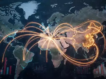 Eine stilisierte, hochtechnologische Karte von Europa und China, verbunden durch leuchtende digitale Handelsrouten, die die Handelsbeziehungen darstellen. - Foto: über boerse-global.de