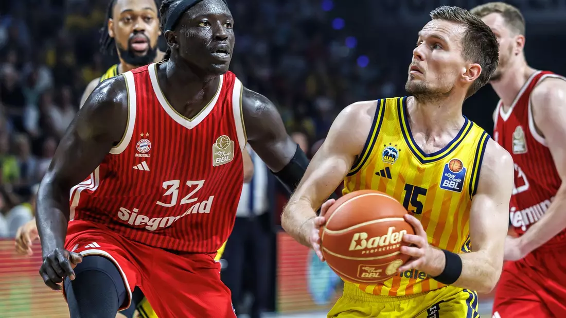 Einen heißen Kampf lieferten sich Alba Berlin und Bayern München. - Bild: Andreas Gora/dpa