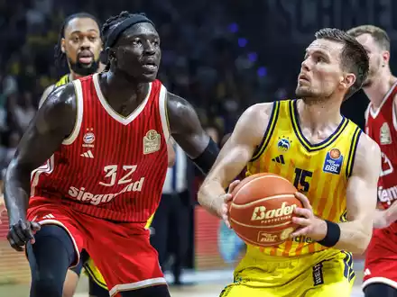 Einen heißen Kampf lieferten sich Alba Berlin und Bayern München. - Foto: Andreas Gora/dpa
