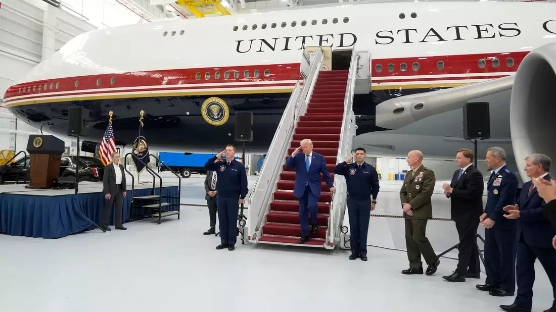Trump salutiert auf der Gangway des geschenkten Flugzeugs. - Bild: Manuel Balce Ceneta/AP/dpa