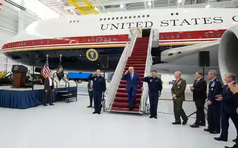 Trump salutiert auf der Gangway des geschenkten Flugzeugs. - Foto: Manuel Balce Ceneta/AP/dpa
