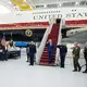 Trump salutiert auf der Gangway des geschenkten Flugzeugs. - Bild: Manuel Balce Ceneta/AP/dpa