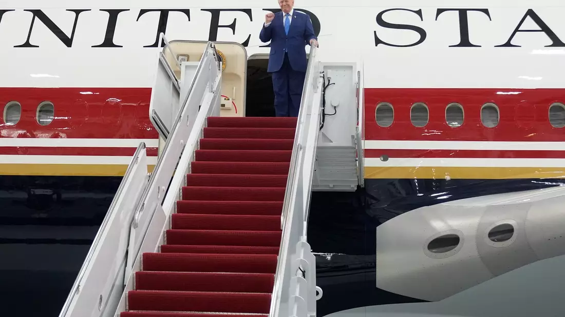Ist besonders stolz auf seinen geschenkten Jumbojet: US-Präsident Trump. - Bild: Manuel Balce Ceneta/AP/dpa