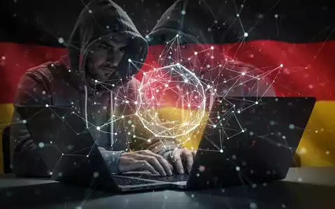 Eine schattenhafte Person mit Kapuze tippt auf einem Laptop, umgeben von einem leuchtenden, abstrakten digitalen Netzwerk, das KI-Cyberbedrohungen darstellt. - Foto: über boerse-global.de