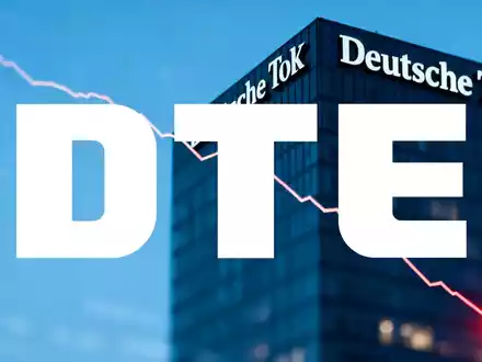 Ein fallender Börsenchart über dem verschwommenen Hauptsitz der Deutschen Telekom, der ein 52-Wochen-Tief symbolisiert. - Foto: über boerse-global.de