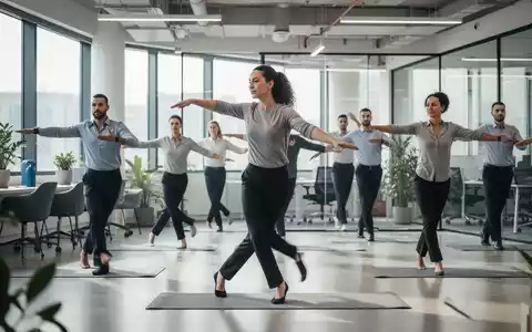 Mitarbeiter in einem modernen Büro nehmen an einer geführten Physiotherapie-Sitzung teil, um die Gesundheit zu fördern und Schmerzen vorzubeugen. - Foto: über boerse-global.de