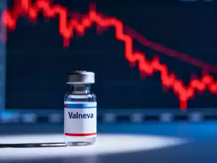 Eine Valneva-Impfflasche vor einem unscharfen, stark fallenden Aktienchart mit roten Linien. - Foto: über boerse-global.de