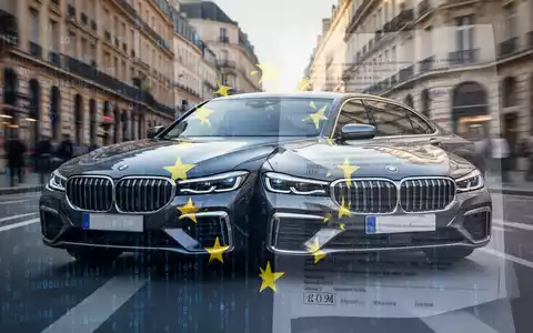 Ein modernes deutsches Luxusauto, teilweise verdeckt von abstrakten EU-Regulierungsdokumenten, auf einer verschwommenen europäischen Stadtstraße. - Foto: über boerse-global.de