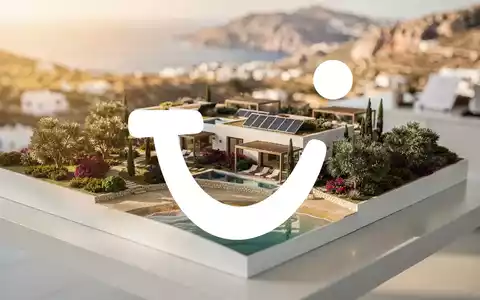 Ein detailliertes Modell eines nachhaltigen Resorts auf Rhodos, umgeben von mediterraner Vegetation und Küste. - Foto: über boerse-global.de