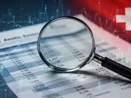 Eine Nahaufnahme einer Lupe, die ein verschwommenes Finanzdokument mit Daten vergrössert, symbolisiert die Risikoanalyse und Compliance. - Foto: über boerse-global.de