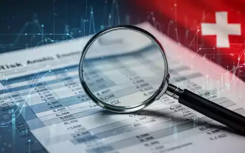 Eine Nahaufnahme einer Lupe, die ein verschwommenes Finanzdokument mit Daten vergrössert, symbolisiert die Risikoanalyse und Compliance. - Foto: über boerse-global.de
