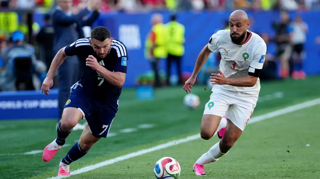 Der Schotte John McGinn (l) und der Marokkaner Noussair Mazraoui im Laufduell.  - Bild: Nick Potts/PA Wire/dpa