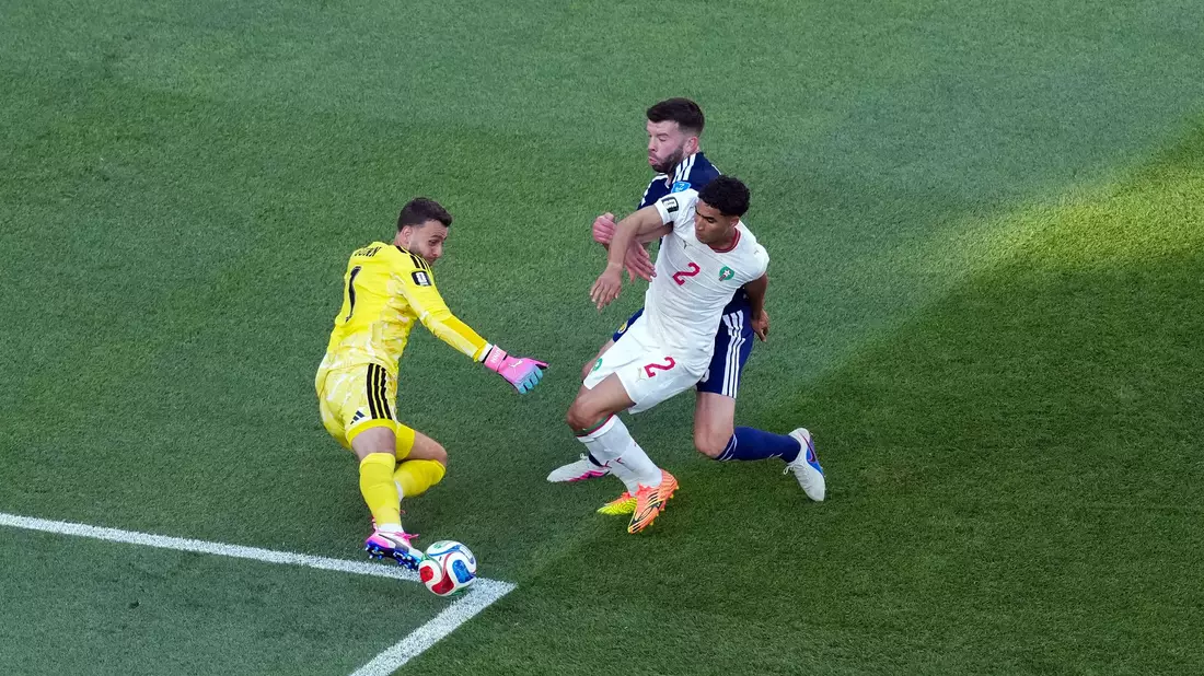 Bei fast jedem Ballkontakt ausgebuht: Marokkos Achraf Hakimi (r).  - Bild: Martin Rickett/PA Wire/dpa