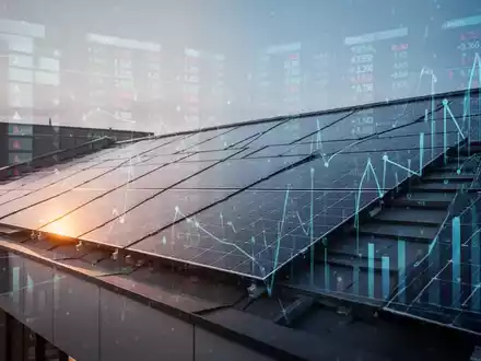 Photovoltaikanlagen auf einem Dach mit digitalen Finanzdaten-Overlays, die steuerliche Berechnungen und wirtschaftliche Veränderungen symbolisieren. - Foto: über boerse-global.de
