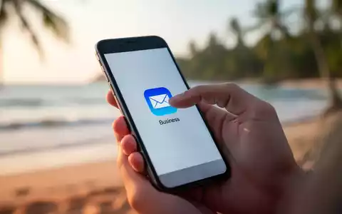 Eine Hand löscht eine Geschäfts-E-Mail-App von einem Smartphone-Bildschirm, mit einem verschwommenen Strand im Hintergrund. - Foto: über boerse-global.de