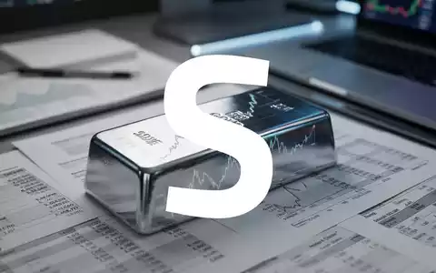 Luftaufnahme eines modernen Handelsraums mit Aktiencharts und Wirtschaftsnachrichten. - Foto: über boerse-global.de