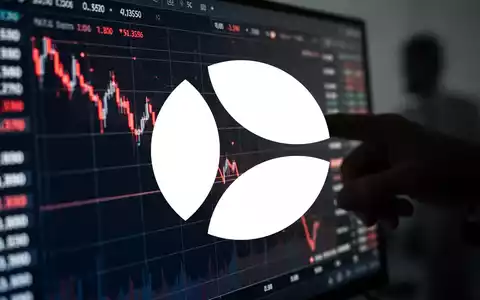 Digitales Diagramm mit fallenden Aktienkursen und einer unscharfen Hand im Hintergrund, die auf den Bildschirm zeigt. - Foto: über boerse-global.de
