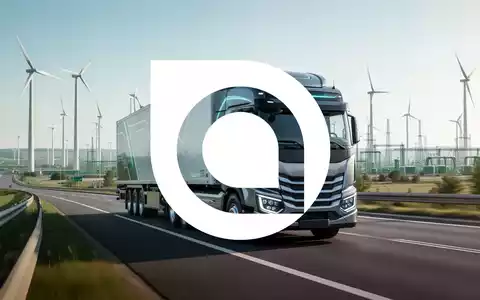 Ein emissionsfreier Wasserstoff-Lkw fährt auf einer Autobahn in einer modernen Industrielandschaft mit Windturbinen im Hintergrund. - Foto: über boerse-global.de
