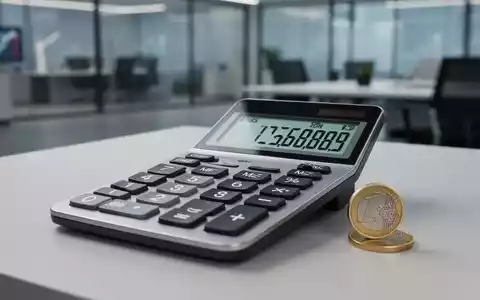 Ein Taschenrechner zeigt Finanzzahlen, daneben liegt eine Euro-Münze. Im Hintergrund ist ein modernes Büro verschwommen zu sehen. - Foto: über boerse-global.de