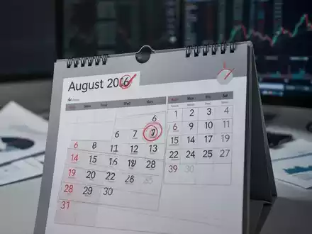 Ein Kalender mit hervorgehobenem August 2026 und unscharfen Finanzdokumenten im Hintergrund, der eine zukünftige Entscheidung andeutet. - Foto: über boerse-global.de