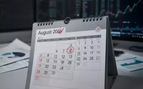 Ein Kalender mit hervorgehobenem August 2026 und unscharfen Finanzdokumenten im Hintergrund, der eine zukünftige Entscheidung andeutet. - Foto: über boerse-global.de