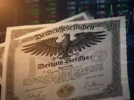 Nahaufnahme einer deutschen Aktienurkunde mit stilisiertem Adler und feinem Druck, umgeben von unscharfen Finanzdaten. - Foto: über boerse-global.de