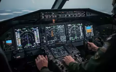 Nahaufnahme eines modernen Flugzeugcockpits mit Bildschirmen und Bedienelementen, die Präzision und Spitzentechnologie betonen. - Foto: über boerse-global.de