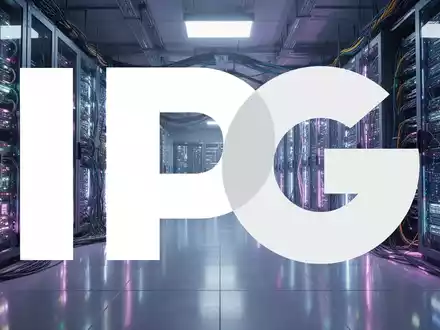 Ein modernes Rechenzentrum mit leuchtenden Server-Racks und komplexer Verkabelung in kühlen Farbtönen. - Foto: über boerse-global.de