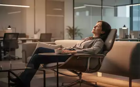 Eine Person ruht friedlich in einem modernen Büroumfeld, symbolisch für Powernaps und Erholung am Arbeitsplatz. - Foto: über boerse-global.de