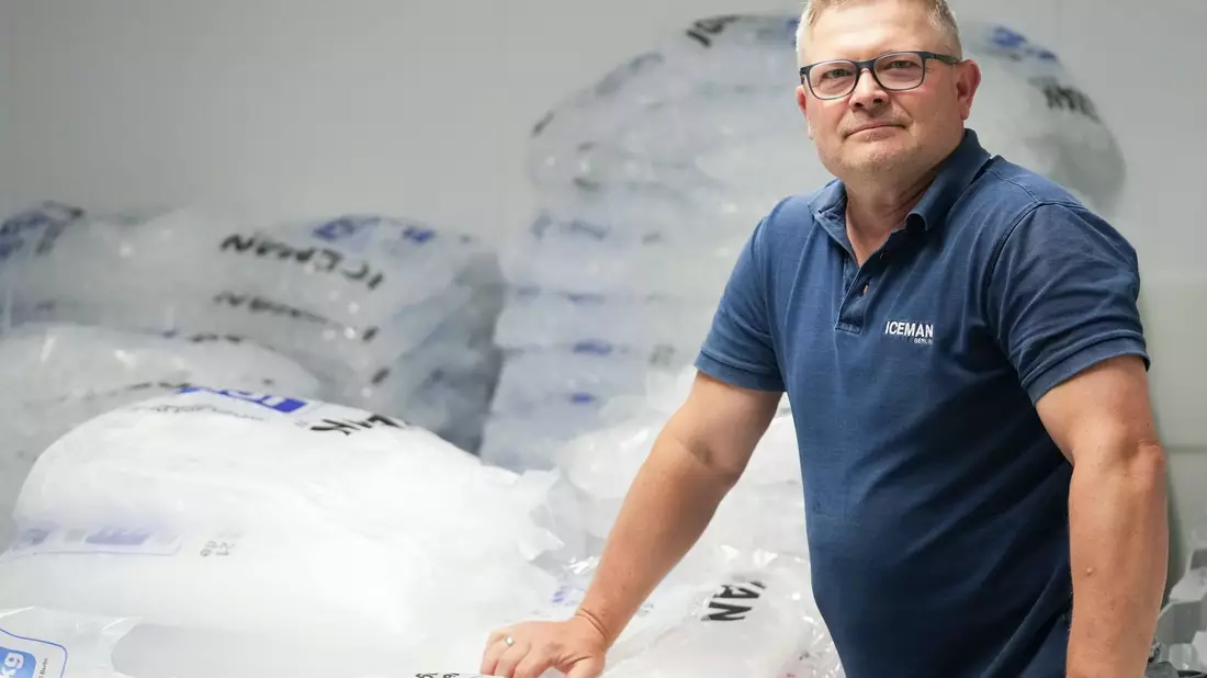 Wenn das Wetter so bleibt, rechnet Püschel mit vielen Überstunden für sich und sein Team. - Bild: Sven Kaeuler/dpa