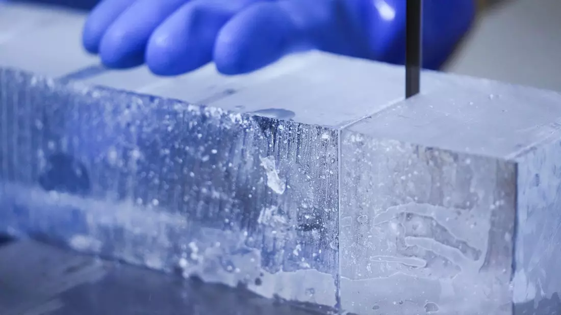 Viele Eiswürfel werden bei «Iceman» noch mit der Hand geschnitten. - Bild: Sven Kaeuler/dpa
