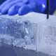 Viele Eiswürfel werden bei «Iceman» noch mit der Hand geschnitten. - Bild: Sven Kaeuler/dpa