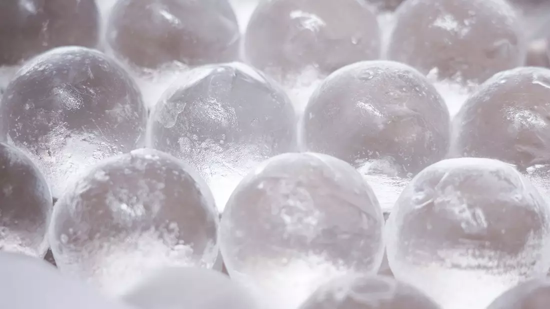 Eiswürfel gibt es auch als Eiskugeln. - Bild: Sven Kaeuler/dpa